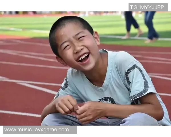 小球迷巧妙整蛊足球明星引发全场欢笑的趣味瞬间